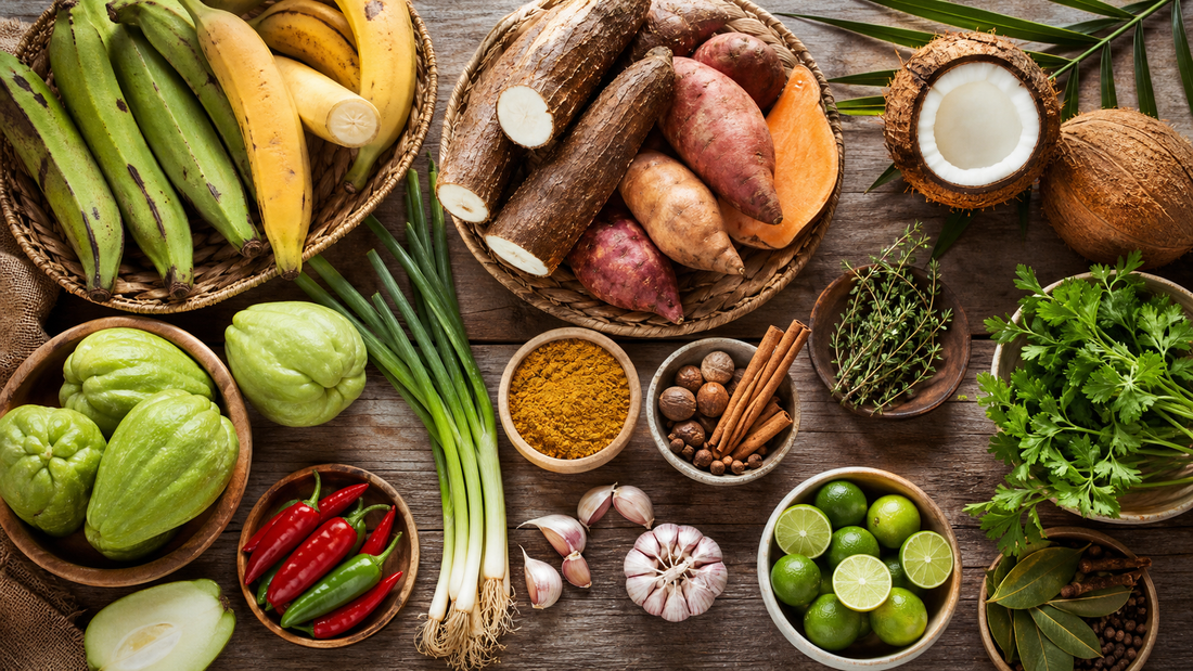 Ingrédients indispensables de la cuisine antillaise disposés sur une table